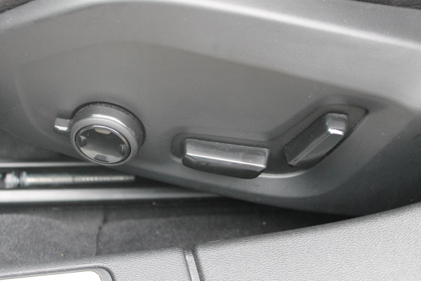 Volvo V60 T6 350PK Plug-in hybrid AWD Plus Bright Long Range / 19" lichtmetalen velgen / Harman Kardon Audio / Adaptieve Cruise Control / Elektrisch verstelbare voorstoelen met geheugen