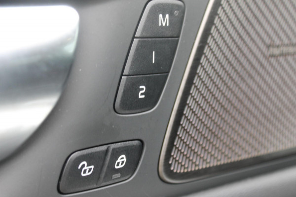 Volvo V60 T6 350PK Plug-in hybrid AWD Plus Bright Long Range / 19" lichtmetalen velgen / Harman Kardon Audio / Adaptieve Cruise Control / Elektrisch verstelbare voorstoelen met geheugen