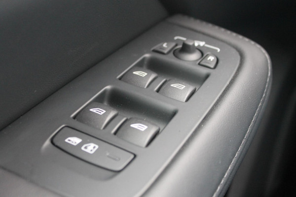 Volvo V60 T6 350PK Plug-in hybrid AWD Plus Bright Long Range / 19" lichtmetalen velgen / Harman Kardon Audio / Adaptieve Cruise Control / Elektrisch verstelbare voorstoelen met geheugen