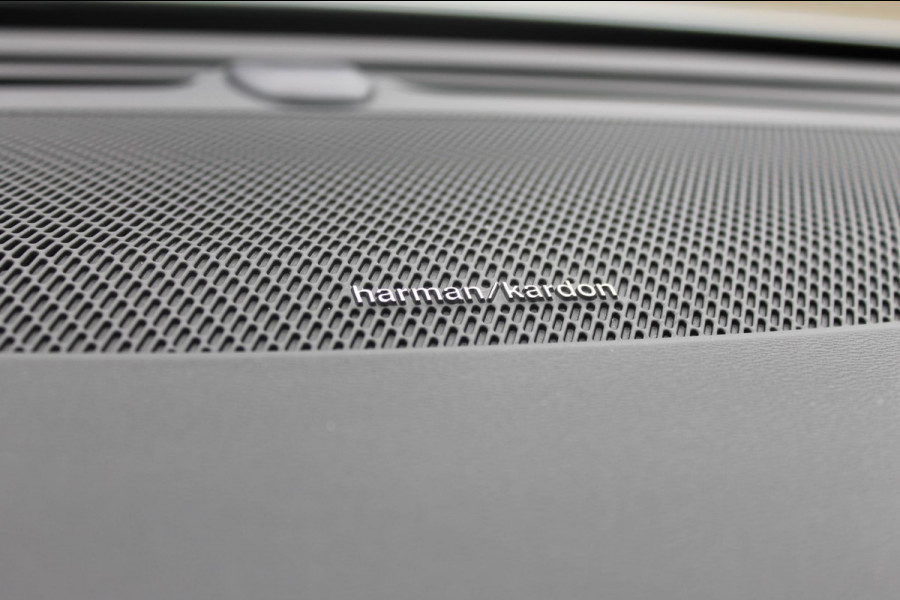 Volvo V60 T6 350PK Plug-in hybrid AWD Plus Bright Long Range / 19" lichtmetalen velgen / Harman Kardon Audio / Adaptieve Cruise Control / Elektrisch verstelbare voorstoelen met geheugen