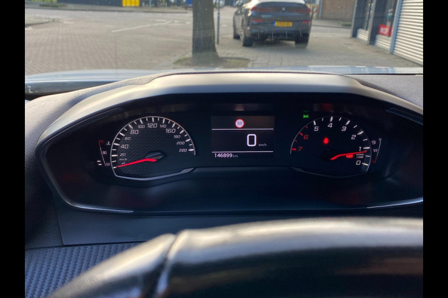 Peugeot 2008 1.2 PureTech Active Pack - Navigatie / Apple CarPlay I Airco I 18" Sport velgen LED I PDC I Dealer onderhouden