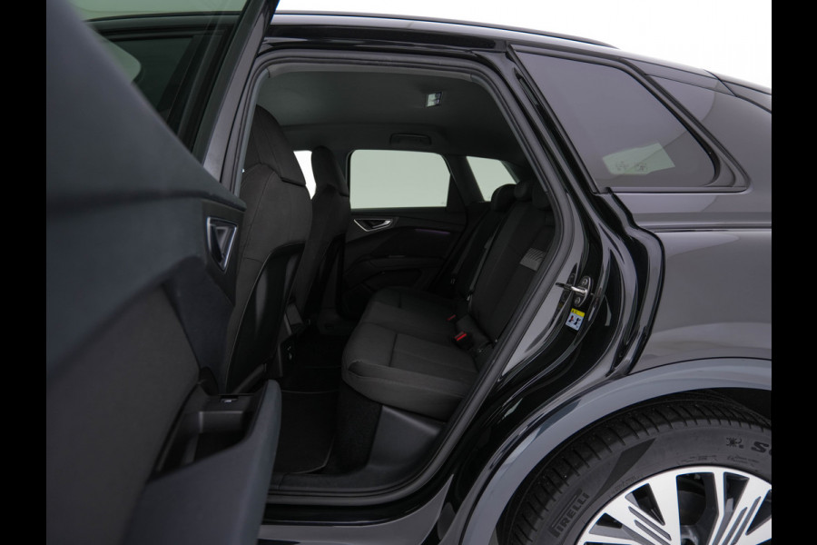Audi Q4 e-tron 40 Launch edition Advanced Plus 77 kWh [3-Fase] {SOH-93%} (INCL-BTW) *HEATPUMP | ADAPT-CRUISE | MATRIX-LED | NAVI-FULLMAP | KEYLESS | CAMERA | DIGI-COCKPIT | DAB | AMBIENT-LIGHT | HEATED-SPORTSEATS | SHIFT-PADDLES | PRIVACY-GLASS | 19''ALU*