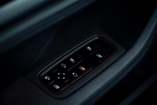 Porsche Taycan Turbo 93 kWh / 4Wiel Sturing / Pano / Passenger Display / Coated Brakes / Incl BTW