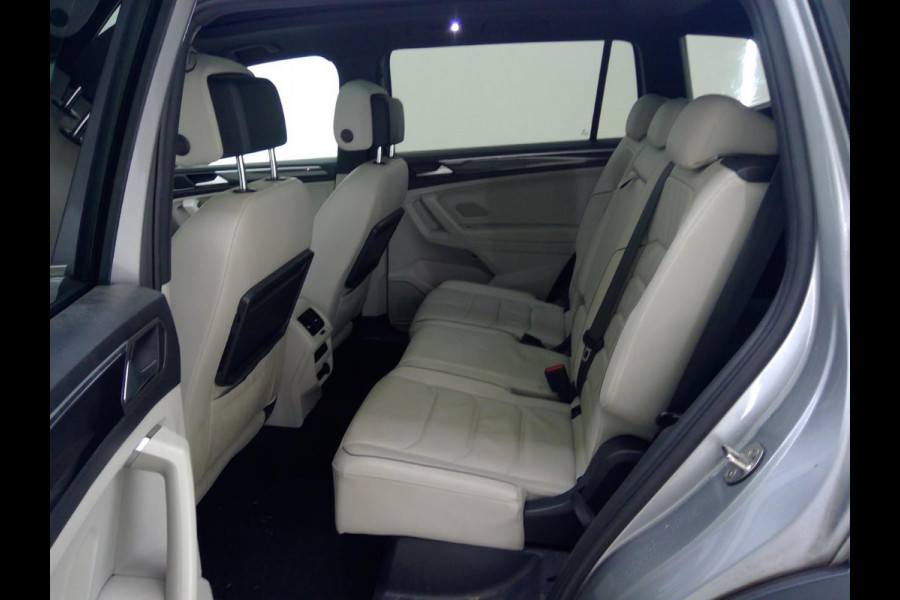 Volkswagen Tiguan Allspace 1.5 TSI Highline Business R Line 7p 150pk | Wegklapbare Trekhaak | Panoramadak | Leder | Stoelverwarming |