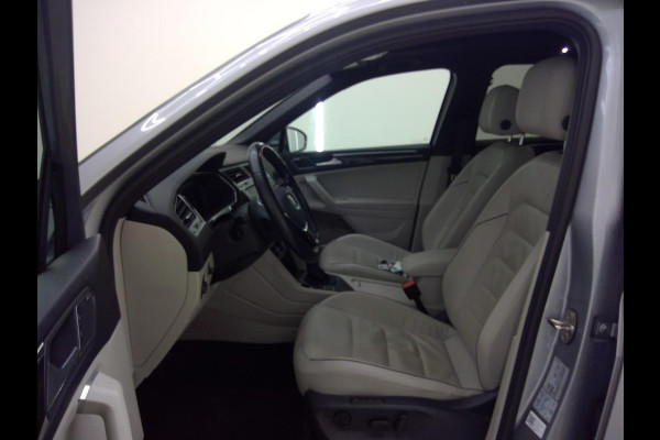 Volkswagen Tiguan Allspace 1.5 TSI Highline Business R Line 7p 150pk | Wegklapbare Trekhaak | Panoramadak | Leder | Stoelverwarming |
