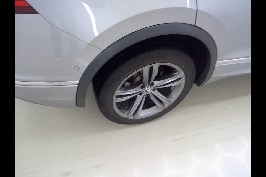 Volkswagen Tiguan Allspace 1.5 TSI Highline Business R Line 7p 150pk | Wegklapbare Trekhaak | Panoramadak | Leder | Stoelverwarming |