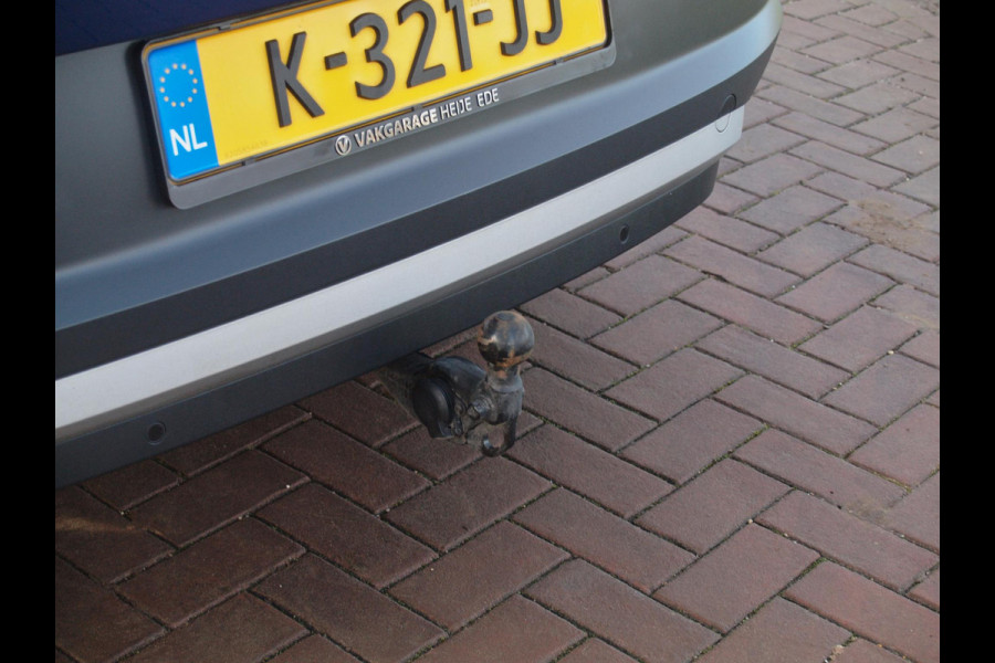 Volkswagen ID.4 First Max 77 kWh | Head-Up Display | Panoramadak | Trekhaak | 360 Camera | Sfeerverlichting |