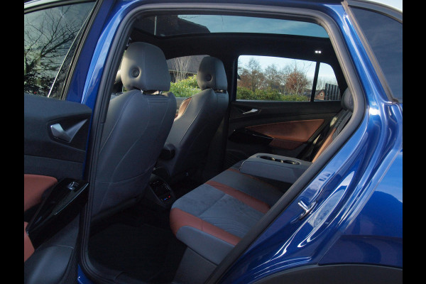 Volkswagen ID.4 First Max 77 kWh | Head-Up Display | Panoramadak | Trekhaak | 360 Camera | Sfeerverlichting |