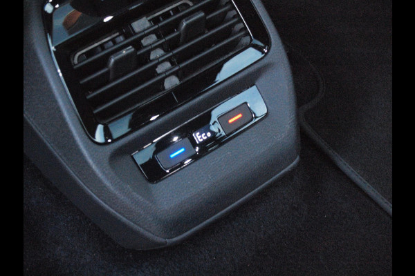 Volkswagen ID.4 First Max 77 kWh | Head-Up Display | Panoramadak | Trekhaak | 360 Camera | Sfeerverlichting |