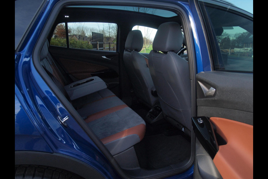 Volkswagen ID.4 First Max 77 kWh | Head-Up Display | Panoramadak | Trekhaak | 360 Camera | Sfeerverlichting |