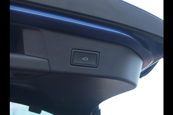 Volkswagen ID.4 First Max 77 kWh | Head-Up Display | Panoramadak | Trekhaak | 360 Camera | Sfeerverlichting |