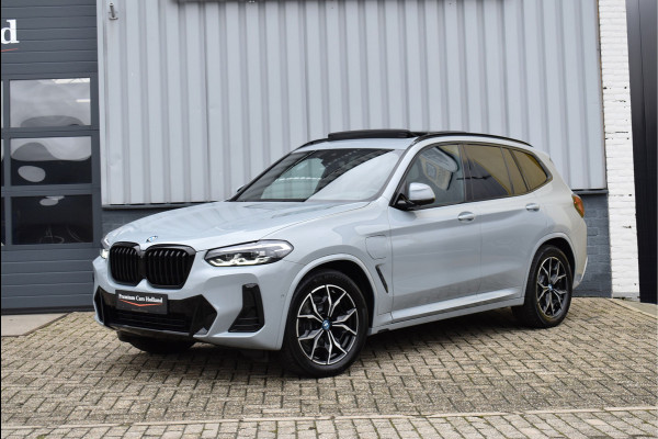 BMW X3 xDrive30e M-Pakket 292 Pk Brooklyn Grijs Metallic Pano Leder Navi Camera 19 Inch