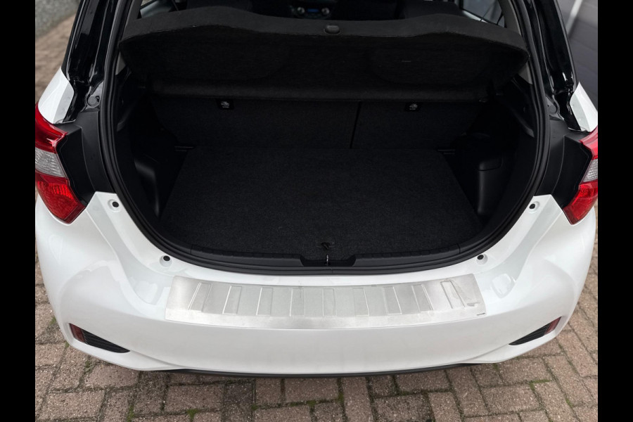 Toyota Yaris 1.5 Hybrid Bi-Tone Bluetooth