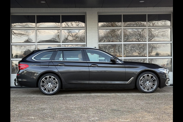 BMW 5 Serie Touring 520i High Executive | LUXURY LINE | PANORAMA | TREKHAAK | LEDER | COMFORT STOELEN |