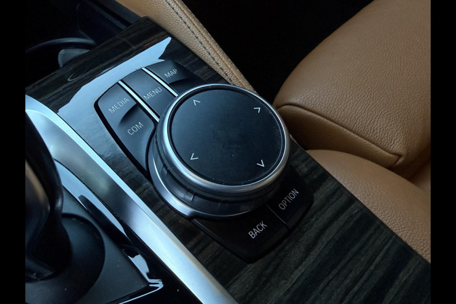 BMW 5 Serie Touring 520i High Executive | LUXURY LINE | PANORAMA | TREKHAAK | LEDER | COMFORT STOELEN |