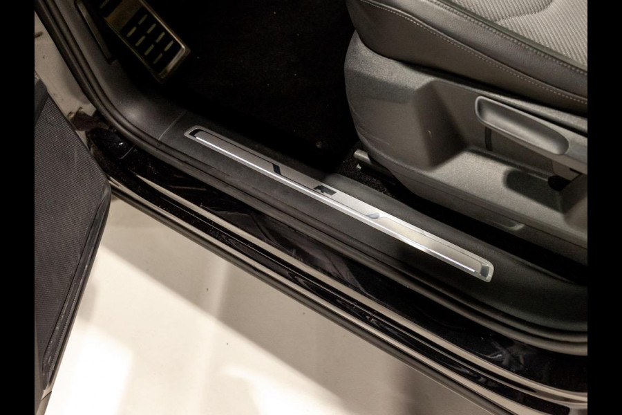 Volkswagen Tiguan 2.0 TSI 4Motion 2x R-Line / 230pk / Panoramadak / Trekhaak / Apple Carplay