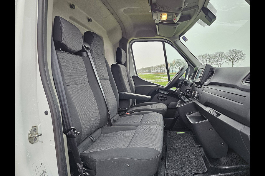 Renault Master T35 2.3 dCi 135 L2H2 airco, navi, pdc, trekhaak