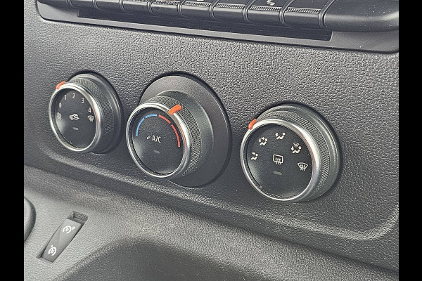 Renault Master T35 2.3 dCi 135 L2H2 airco, navi, pdc, trekhaak