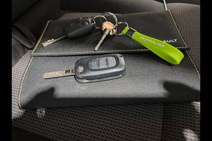 Renault Master T35 2.3 dCi 135 L2H2 airco, navi, pdc, trekhaak