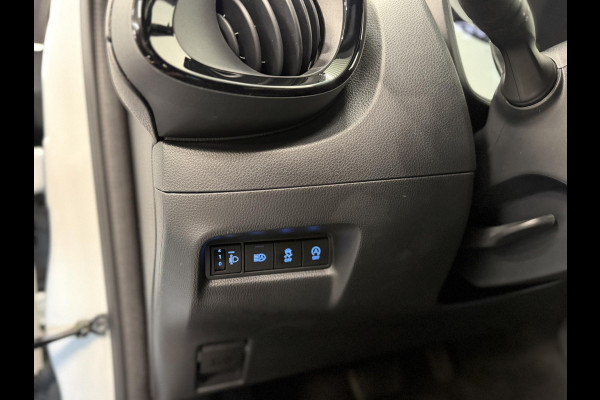 Toyota Aygo X 1.0 VVT-i Automaat Pulse | Navigatie | Apple Carplay/Android Auto | Camera | 17" Lichtmetalen Velgen | Climate Control | Adaptive Cruise Control | Two Tone