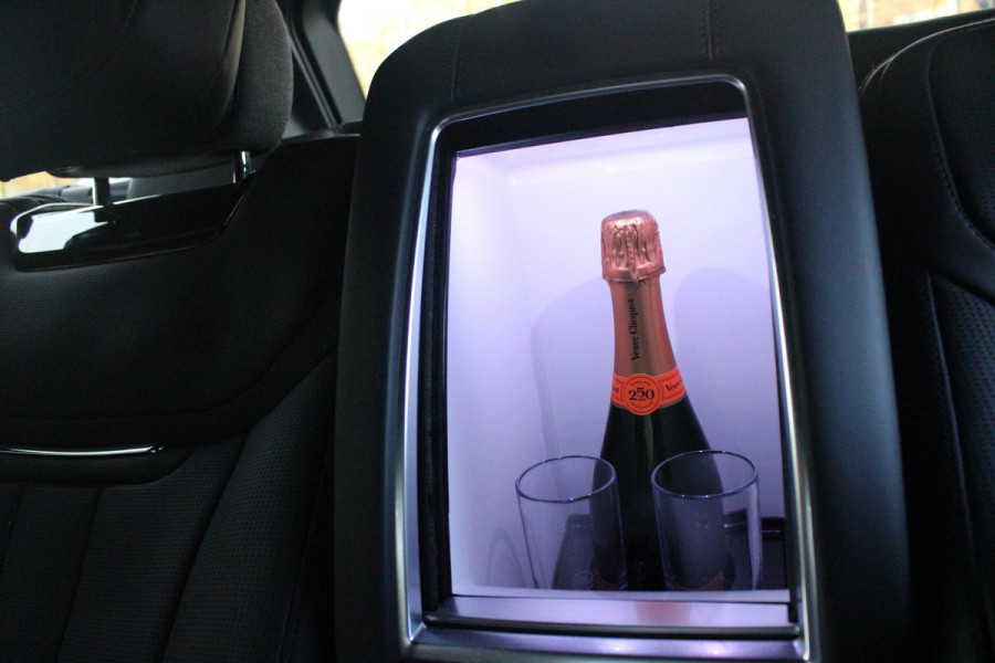 Land Rover Range Rover 4.4 V8 P530 SV LWB AWD SIGNATURE SUITE | PANORAMISCH SCHUIF/KANTEL DAK | MEESTURENDE ACHTERAS | ELEKTRISCH WEGKLAPBARE TREKHAAK | SV INTERIEUR FIRST CLASS CABIN PACK (TWEE VOLLEDIG VERTELBARE ACHTERSTOELEN MET SCHERMEN EN KOELKAST) (RSE) | 23" OBLIVN VELGEN | LUCHTVERING | MASSAGE FUNCTIE OP ALLE STOELEN INCL. VERWARMING EN KOELING | VOORRUIT/STUUR VERWARMING | PRIVACY GLASS | LEDEREN BEKLEDING SEMI ANILINE/EBONY | ADAPTIVE CRUISE CONTROL | ALLE STOELEN ELEKTRISCH VERSTELBAAR 24 VOUDIG | 360° CAMERA | HEMELBEKLEDING LEDER EBONY | DODEHOEK DETECTIE | HEAD UP DISPLAY | S