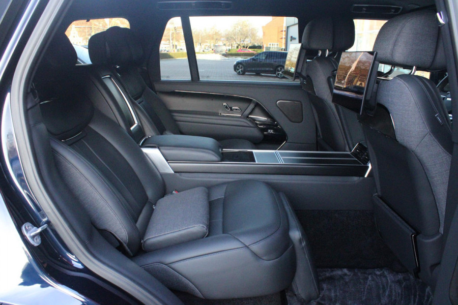 Land Rover Range Rover 4.4 V8 P530 SV LWB AWD SIGNATURE SUITE | PANORAMISCH SCHUIF/KANTEL DAK | MEESTURENDE ACHTERAS | ELEKTRISCH WEGKLAPBARE TREKHAAK | SV INTERIEUR FIRST CLASS CABIN PACK (TWEE VOLLEDIG VERTELBARE ACHTERSTOELEN MET SCHERMEN EN KOELKAST) (RSE) | 23" OBLIVN VELGEN | LUCHTVERING | MASSAGE FUNCTIE OP ALLE STOELEN INCL. VERWARMING EN KOELING | VOORRUIT/STUUR VERWARMING | PRIVACY GLASS | LEDEREN BEKLEDING SEMI ANILINE/EBONY | ADAPTIVE CRUISE CONTROL | ALLE STOELEN ELEKTRISCH VERSTELBAAR 24 VOUDIG | 360° CAMERA | HEMELBEKLEDING LEDER EBONY | DODEHOEK DETECTIE | HEAD UP DISPLAY | S