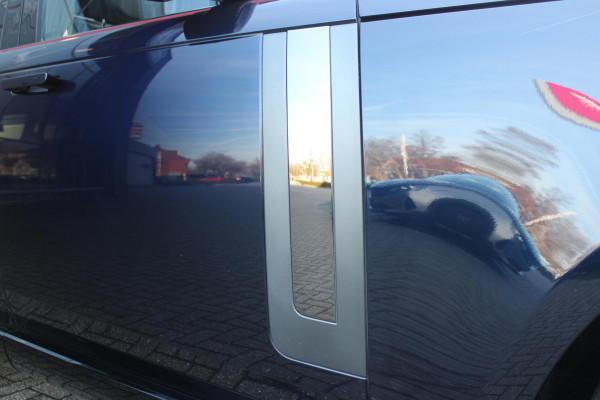 Land Rover Range Rover 4.4 V8 P530 SV LWB AWD SIGNATURE SUITE | PANORAMISCH SCHUIF/KANTEL DAK | MEESTURENDE ACHTERAS | ELEKTRISCH WEGKLAPBARE TREKHAAK | SV INTERIEUR FIRST CLASS CABIN PACK (TWEE VOLLEDIG VERTELBARE ACHTERSTOELEN MET SCHERMEN EN KOELKAST) (RSE) | 23" OBLIVN VELGEN | LUCHTVERING | MASSAGE FUNCTIE OP ALLE STOELEN INCL. VERWARMING EN KOELING | VOORRUIT/STUUR VERWARMING | PRIVACY GLASS | LEDEREN BEKLEDING SEMI ANILINE/EBONY | ADAPTIVE CRUISE CONTROL | ALLE STOELEN ELEKTRISCH VERSTELBAAR 24 VOUDIG | 360° CAMERA | HEMELBEKLEDING LEDER EBONY | DODEHOEK DETECTIE | HEAD UP DISPLAY | S
