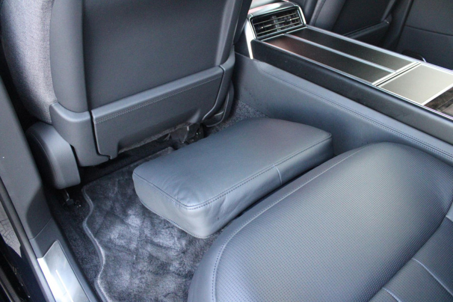 Land Rover Range Rover 4.4 V8 P530 SV LWB AWD SIGNATURE SUITE | PANORAMISCH SCHUIF/KANTEL DAK | MEESTURENDE ACHTERAS | ELEKTRISCH WEGKLAPBARE TREKHAAK | SV INTERIEUR FIRST CLASS CABIN PACK (TWEE VOLLEDIG VERTELBARE ACHTERSTOELEN MET SCHERMEN EN KOELKAST) (RSE) | 23" OBLIVN VELGEN | LUCHTVERING | MASSAGE FUNCTIE OP ALLE STOELEN INCL. VERWARMING EN KOELING | VOORRUIT/STUUR VERWARMING | PRIVACY GLASS | LEDEREN BEKLEDING SEMI ANILINE/EBONY | ADAPTIVE CRUISE CONTROL | ALLE STOELEN ELEKTRISCH VERSTELBAAR 24 VOUDIG | 360° CAMERA | HEMELBEKLEDING LEDER EBONY | DODEHOEK DETECTIE | HEAD UP DISPLAY | S