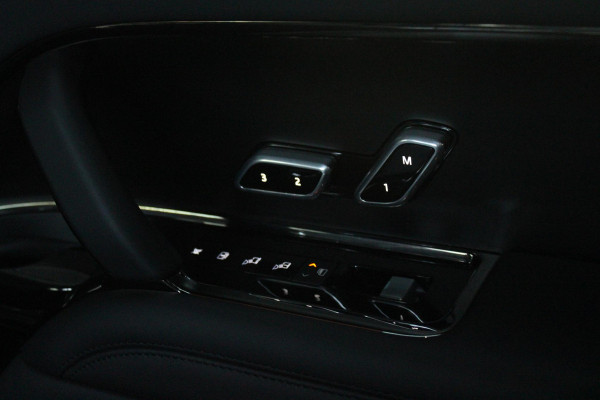 Land Rover Range Rover 4.4 V8 P530 SV LWB AWD SIGNATURE SUITE | PANORAMISCH SCHUIF/KANTEL DAK | MEESTURENDE ACHTERAS | ELEKTRISCH WEGKLAPBARE TREKHAAK | SV INTERIEUR FIRST CLASS CABIN PACK (TWEE VOLLEDIG VERTELBARE ACHTERSTOELEN MET SCHERMEN EN KOELKAST) (RSE) | 23" OBLIVN VELGEN | LUCHTVERING | MASSAGE FUNCTIE OP ALLE STOELEN INCL. VERWARMING EN KOELING | VOORRUIT/STUUR VERWARMING | PRIVACY GLASS | LEDEREN BEKLEDING SEMI ANILINE/EBONY | ADAPTIVE CRUISE CONTROL | ALLE STOELEN ELEKTRISCH VERSTELBAAR 24 VOUDIG | 360° CAMERA | HEMELBEKLEDING LEDER EBONY | DODEHOEK DETECTIE | HEAD UP DISPLAY | S