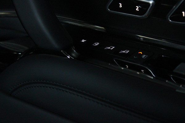 Land Rover Range Rover 4.4 V8 P530 SV LWB AWD SIGNATURE SUITE | PANORAMISCH SCHUIF/KANTEL DAK | MEESTURENDE ACHTERAS | ELEKTRISCH WEGKLAPBARE TREKHAAK | SV INTERIEUR FIRST CLASS CABIN PACK (TWEE VOLLEDIG VERTELBARE ACHTERSTOELEN MET SCHERMEN EN KOELKAST) (RSE) | 23" OBLIVN VELGEN | LUCHTVERING | MASSAGE FUNCTIE OP ALLE STOELEN INCL. VERWARMING EN KOELING | VOORRUIT/STUUR VERWARMING | PRIVACY GLASS | LEDEREN BEKLEDING SEMI ANILINE/EBONY | ADAPTIVE CRUISE CONTROL | ALLE STOELEN ELEKTRISCH VERSTELBAAR 24 VOUDIG | 360° CAMERA | HEMELBEKLEDING LEDER EBONY | DODEHOEK DETECTIE | HEAD UP DISPLAY | S