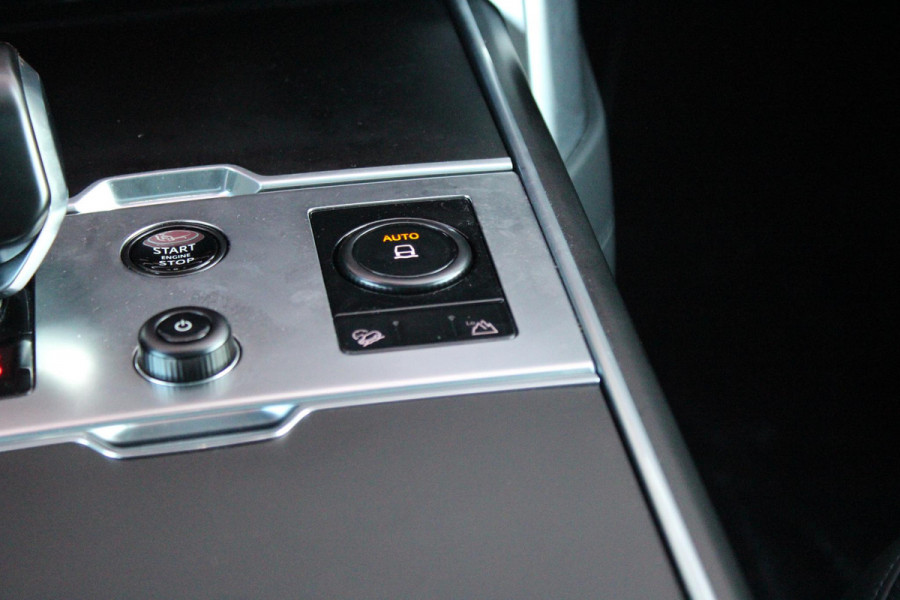 Land Rover Range Rover 4.4 V8 P530 SV LWB AWD SIGNATURE SUITE | PANORAMISCH SCHUIF/KANTEL DAK | MEESTURENDE ACHTERAS | ELEKTRISCH WEGKLAPBARE TREKHAAK | SV INTERIEUR FIRST CLASS CABIN PACK (TWEE VOLLEDIG VERTELBARE ACHTERSTOELEN MET SCHERMEN EN KOELKAST) (RSE) | 23" OBLIVN VELGEN | LUCHTVERING | MASSAGE FUNCTIE OP ALLE STOELEN INCL. VERWARMING EN KOELING | VOORRUIT/STUUR VERWARMING | PRIVACY GLASS | LEDEREN BEKLEDING SEMI ANILINE/EBONY | ADAPTIVE CRUISE CONTROL | ALLE STOELEN ELEKTRISCH VERSTELBAAR 24 VOUDIG | 360° CAMERA | HEMELBEKLEDING LEDER EBONY | DODEHOEK DETECTIE | HEAD UP DISPLAY | S