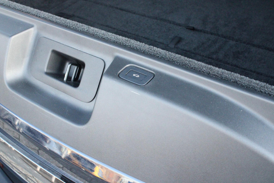 Land Rover Range Rover 4.4 V8 P530 SV LWB AWD SIGNATURE SUITE | PANORAMISCH SCHUIF/KANTEL DAK | MEESTURENDE ACHTERAS | ELEKTRISCH WEGKLAPBARE TREKHAAK | SV INTERIEUR FIRST CLASS CABIN PACK (TWEE VOLLEDIG VERTELBARE ACHTERSTOELEN MET SCHERMEN EN KOELKAST) (RSE) | 23" OBLIVN VELGEN | LUCHTVERING | MASSAGE FUNCTIE OP ALLE STOELEN INCL. VERWARMING EN KOELING | VOORRUIT/STUUR VERWARMING | PRIVACY GLASS | LEDEREN BEKLEDING SEMI ANILINE/EBONY | ADAPTIVE CRUISE CONTROL | ALLE STOELEN ELEKTRISCH VERSTELBAAR 24 VOUDIG | 360° CAMERA | HEMELBEKLEDING LEDER EBONY | DODEHOEK DETECTIE | HEAD UP DISPLAY | S