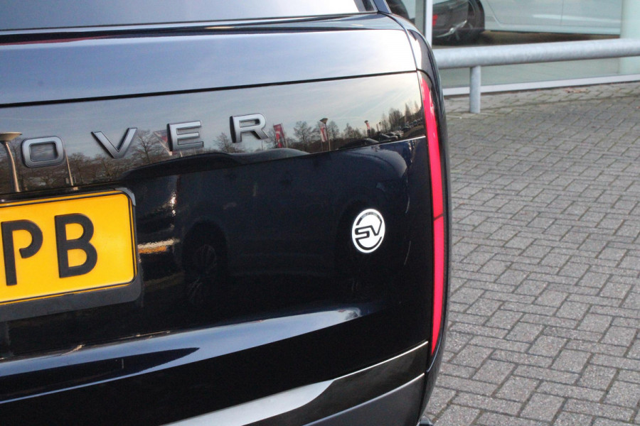 Land Rover Range Rover 4.4 V8 P530 SV LWB AWD SIGNATURE SUITE | PANORAMISCH SCHUIF/KANTEL DAK | MEESTURENDE ACHTERAS | ELEKTRISCH WEGKLAPBARE TREKHAAK | SV INTERIEUR FIRST CLASS CABIN PACK (TWEE VOLLEDIG VERTELBARE ACHTERSTOELEN MET SCHERMEN EN KOELKAST) (RSE) | 23" OBLIVN VELGEN | LUCHTVERING | MASSAGE FUNCTIE OP ALLE STOELEN INCL. VERWARMING EN KOELING | VOORRUIT/STUUR VERWARMING | PRIVACY GLASS | LEDEREN BEKLEDING SEMI ANILINE/EBONY | ADAPTIVE CRUISE CONTROL | ALLE STOELEN ELEKTRISCH VERSTELBAAR 24 VOUDIG | 360° CAMERA | HEMELBEKLEDING LEDER EBONY | DODEHOEK DETECTIE | HEAD UP DISPLAY | S