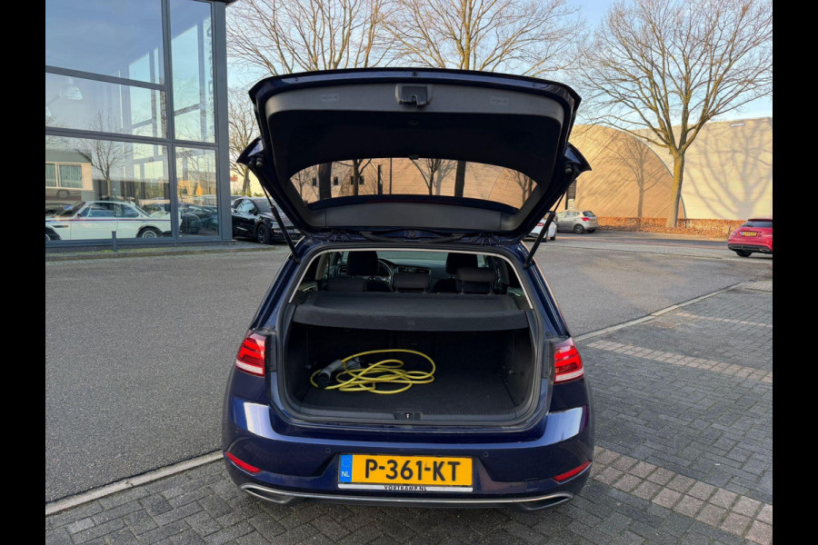 Volkswagen e-Golf e-Golf VERWACHT SOH 90% | ACHTERUITRIJ CAMERA | DIG. DASH| DODE HOEK| CARPLAY| STOELVERWARMING| LEUKE COMPLETE AUTO| RIJKLAAR INCL. 12 MND BOVAG GARANTIE