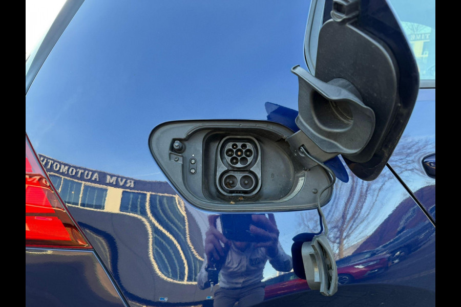Volkswagen e-Golf e-Golf VERWACHT SOH 90% | ACHTERUITRIJ CAMERA | DIG. DASH| DODE HOEK| CARPLAY| STOELVERWARMING| LEUKE COMPLETE AUTO| RIJKLAAR INCL. 12 MND BOVAG GARANTIE