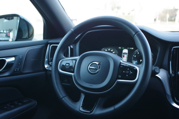 Volvo V60 2.0 B3 163 PK R-Design, Panoramadak, Harman/Kardon, Trekhaak, Leder, Sportstoelen