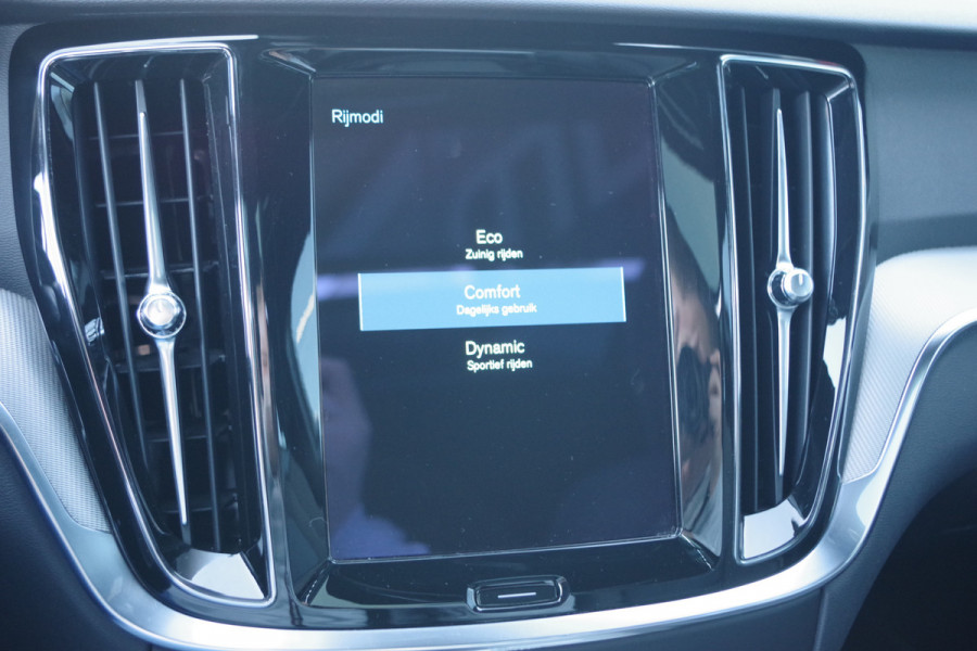 Volvo V60 2.0 B3 163 PK R-Design, Panoramadak, Harman/Kardon, Trekhaak, Leder, Sportstoelen