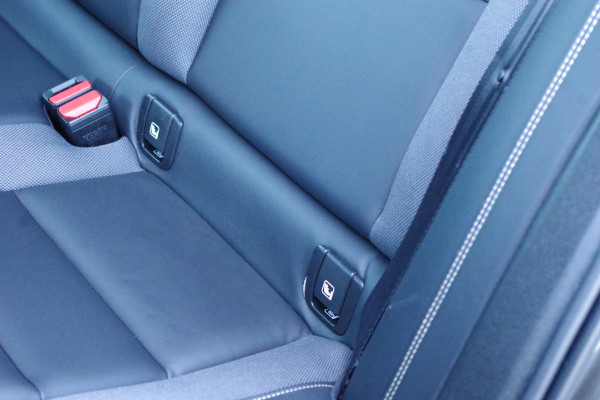 Volvo V60 2.0 B3 163 PK R-Design, Panoramadak, Harman/Kardon, Trekhaak, Leder, Sportstoelen