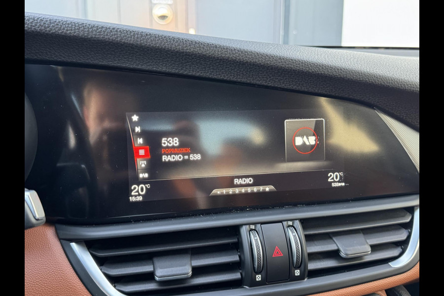 Alfa Romeo Giulia 2.0T Super | Veloce interieur | Xenon | Prijs is rijklaar incl. garantie
