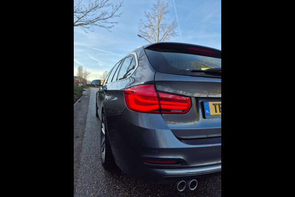 BMW 3 Serie Touring Nbt EVO Apple CarPlay LM Velgen Trekhaak NAP NL Gave Kleur 320i Luxury Edition