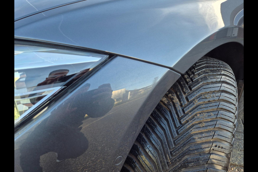 BMW 3 Serie Touring Nbt EVO Apple CarPlay LM Velgen Trekhaak NAP NL Gave Kleur 320i Luxury Edition