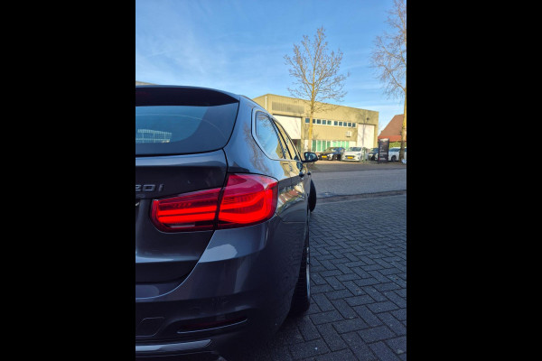 BMW 3 Serie Touring Nbt EVO Apple CarPlay LM Velgen Trekhaak NAP NL Gave Kleur 320i Luxury Edition
