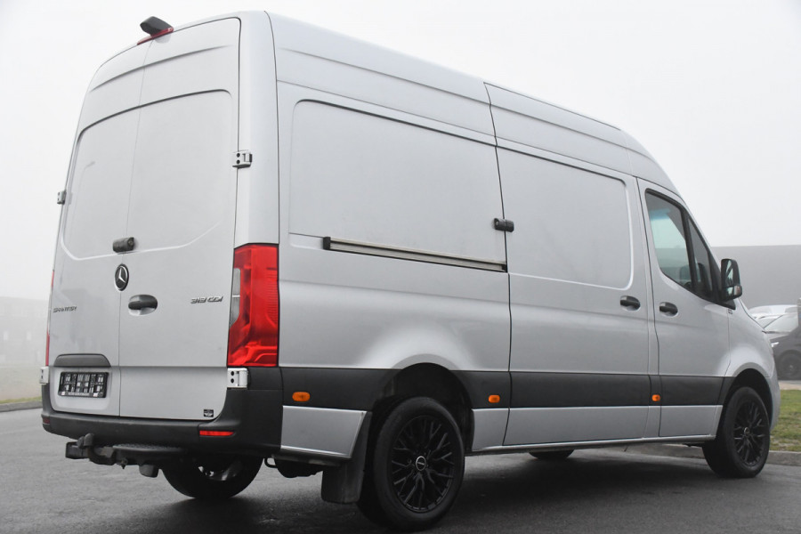 Mercedes-Benz Sprinter 319 V6 3.0 CDI L2H2 Camera, Cruise, 10,5'' Mbux, Automaat, Carplay, Multimedia, Trekhaak, Uniek!
