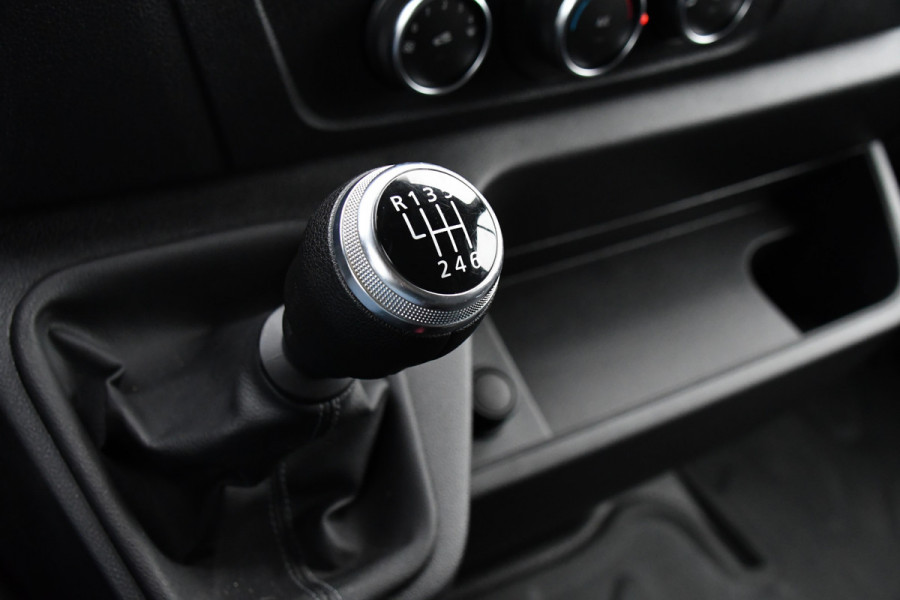 Renault Master T35 2.3 dCi 135 L2H2 PB Edtion Camera, Cruise, Carplay, 2 x Schuifdeur, Trekhaak, Multimedia, 135pk, NAVI, Sensoren, Uniek!