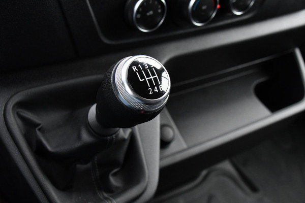 Renault Master T35 2.3 dCi 135 L2H2 PB Edtion Camera, Cruise, Carplay, 2 x Schuifdeur, Trekhaak, Multimedia, 135pk, NAVI, Sensoren, Uniek!