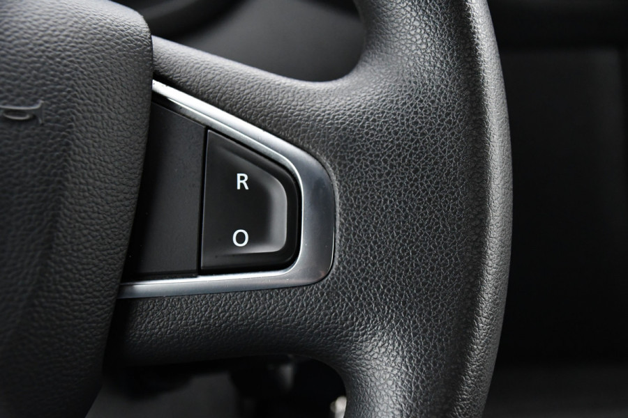 Renault Master T35 2.3 dCi 135 L2H2 PB Edtion Camera, Cruise, Carplay, 2 x Schuifdeur, Trekhaak, Multimedia, 135pk, NAVI, Sensoren, Uniek!