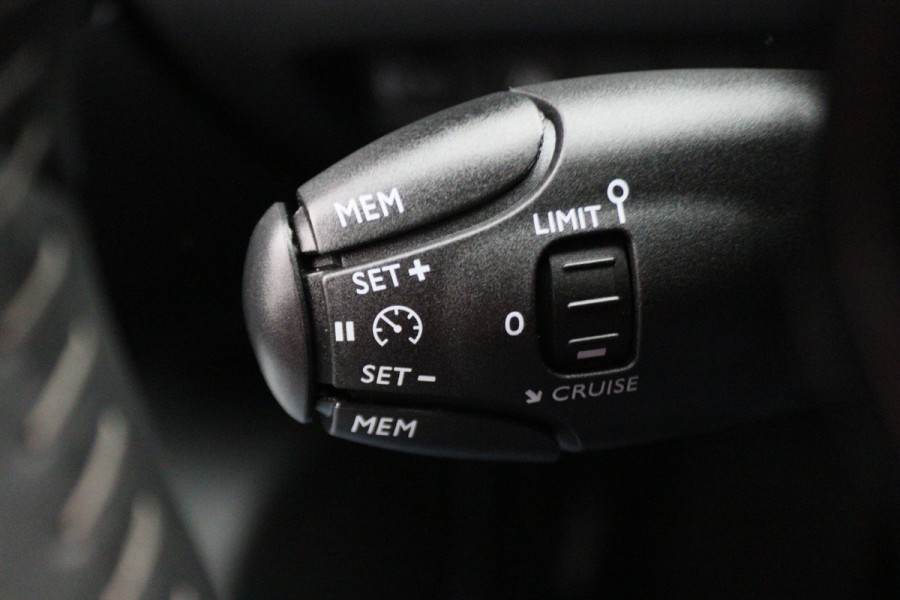 Peugeot e-2008 EV Allure 50 kWh