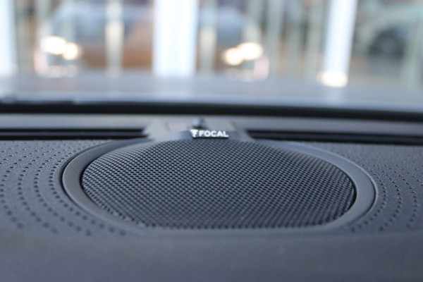 Peugeot 308 SW 1.6 Plug-in Hybrid 180PK GT | PANORAMISCH SCHUIF/KANTEL DAK | TREKHAAK | ALCANTARA BEKLEDING MET EEN ELEKTRISCH BEDIENBARE BESTUURDERSSTOEL | 18" LICHTMETALEN VELGEN "PORTLAND" | FOCAL AUDIO SYSTEM | STOEL/STUUR VERWARMING | NAVIGATIE | DRAADLOZE APPLE CARPLAY/ANDROID AUTO | DRAADLOZE TELEFOONLADER | PARKEERSENSOREN VOOR + ACHTER | ACHTERUITRIJ CAMERA | ELEKTRISCH BEDIENBARE ACHTERKLEP |