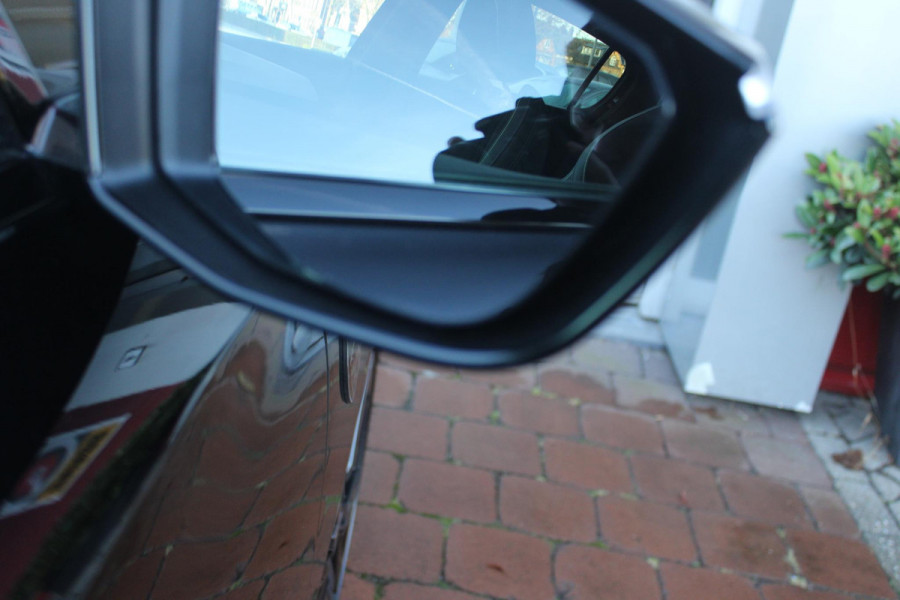 Peugeot 308 1.6 Plug-in Hybrid 180PK GT | PANORAMISCH SCHUIF/KANTEL DAK | 18" LICHTMETALEN VELGEN "PORTLAND" | ALCANTARA INTERIEUR | ELEKTRISCH BEDIENBARE BESTUURDERSSTOEL MET GEHEUGENFUNCTIE | STOEL/STUUR VERWARMING | 360° CAMERA | FOCAL AUDIO SYSTEM | PARKEERSENSOREN VOOR EN ACHTER | CLIMATE CONTROL | ADAPTIVE CRUISE CONTROL | KEYLESS ENTRY/START | DRAADLOZE APPLE CARPLAY/ANDROID AUTO | DRAADLOZE TELEFOONLADER | NAVIGATIE |