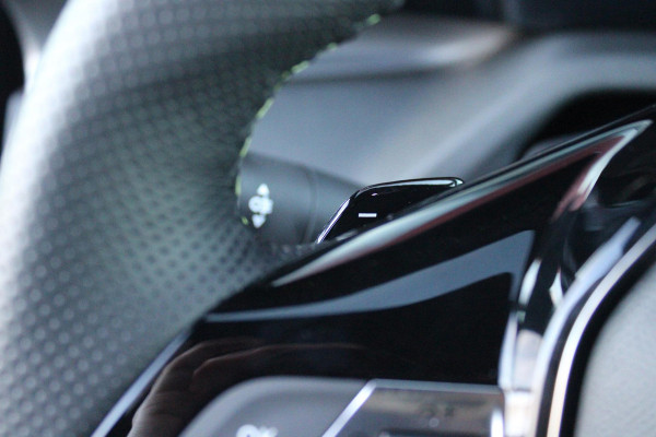 Peugeot 308 1.6 Plug-in Hybrid 180PK GT | PANORAMISCH SCHUIF/KANTEL DAK | 18" LICHTMETALEN VELGEN "PORTLAND" | ALCANTARA INTERIEUR | ELEKTRISCH BEDIENBARE BESTUURDERSSTOEL MET GEHEUGENFUNCTIE | STOEL/STUUR VERWARMING | 360° CAMERA | FOCAL AUDIO SYSTEM | PARKEERSENSOREN VOOR EN ACHTER | CLIMATE CONTROL | ADAPTIVE CRUISE CONTROL | KEYLESS ENTRY/START | DRAADLOZE APPLE CARPLAY/ANDROID AUTO | DRAADLOZE TELEFOONLADER | NAVIGATIE |